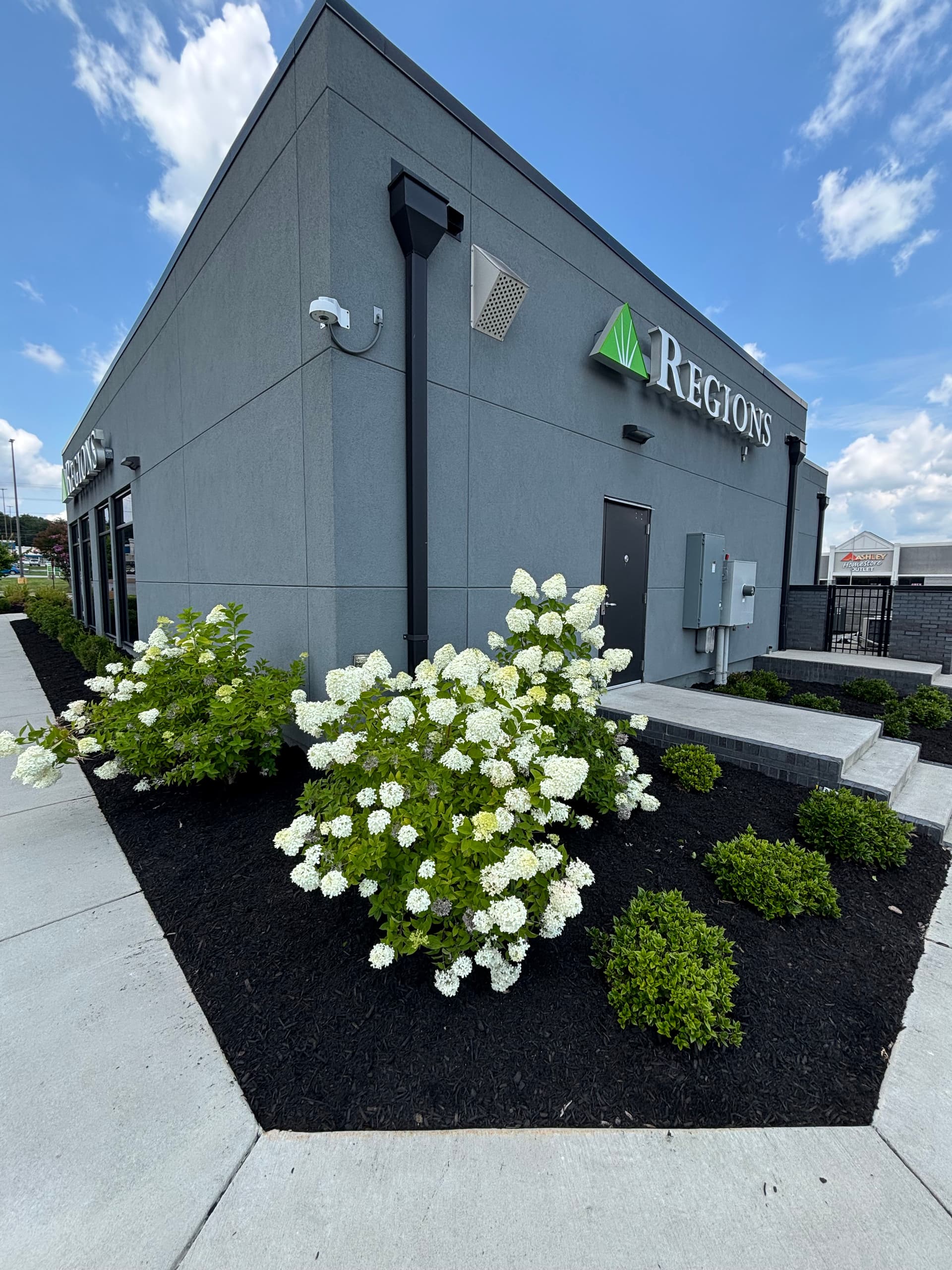 Fresh Mulch and Clean Commercial Beds That Actually Get Noticed image