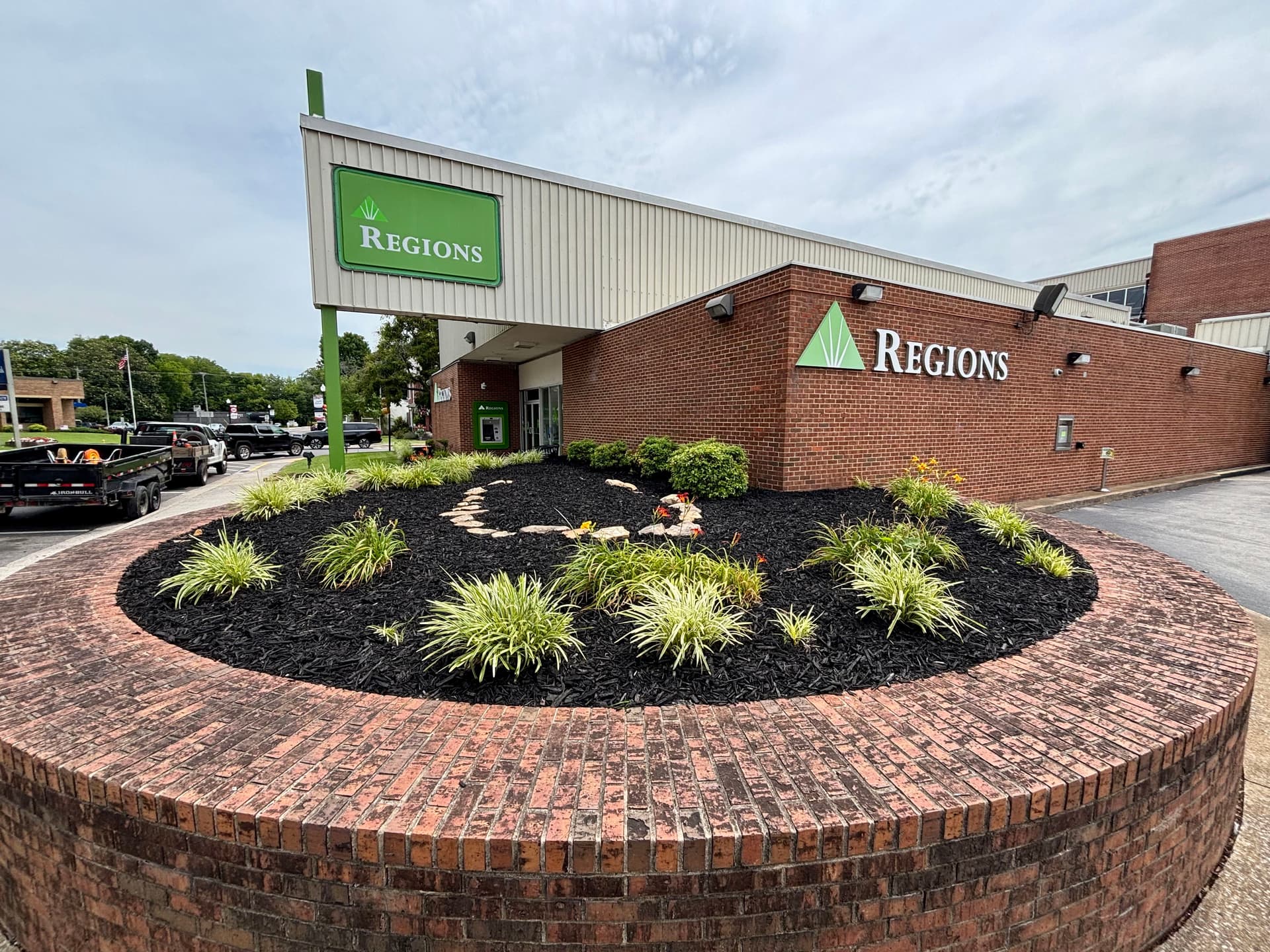 Gallery photos for 100+ Yards of Fresh Mulch Across 10 Regions Bank Locations in Chattanooga: Image #3