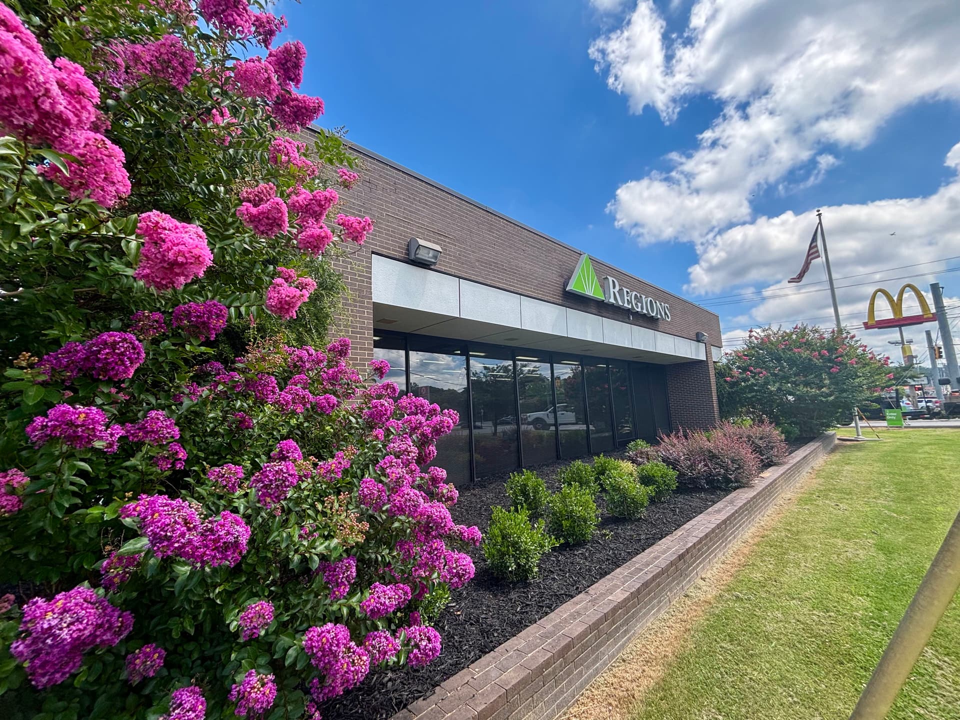 Gallery photos for 100+ Yards of Fresh Mulch Across 10 Regions Bank Locations in Chattanooga: Image #1